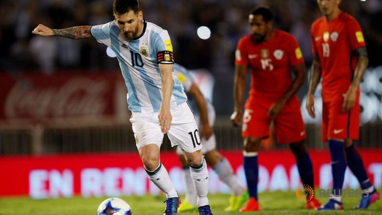 Messi giúp Argentina sống lại cơ hội tới Nga
