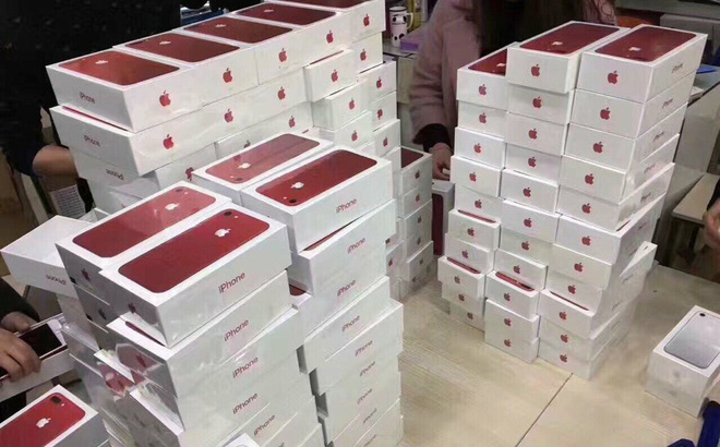 Nên chờ vài ngày nữa để mua iPhone 7 đỏ, giá khoảng 21 triệu đồng