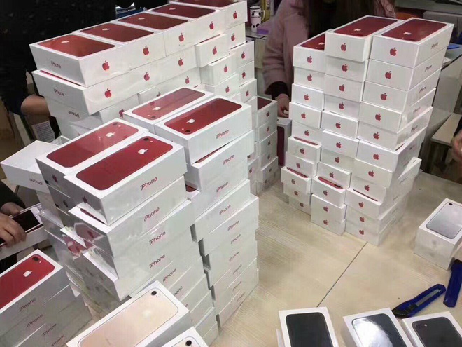 Nên chờ vài ngày nữa để mua iPhone 7 đỏ, giá khoảng 21 triệu đồng - Ảnh 1.