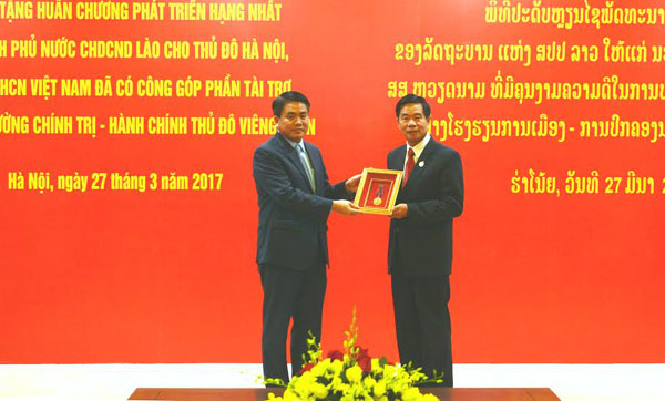 Thành phố Hà Nội nhận Huân chương Phát triển hạng Nhất của CHDCND Lào