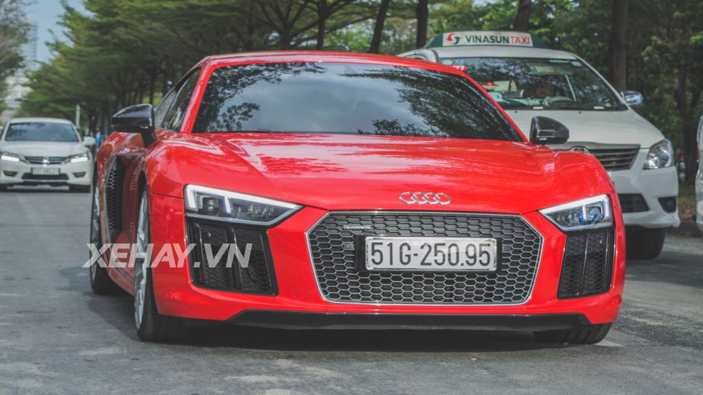 Đông Nhi tự tay cầm lái Audi R8 V10 Plus dạo phố Sài Gòn