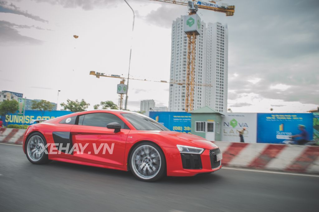 Đông Nhi tự tay cầm lái Audi R8 V10 Plus dạo phố Sài Gòn