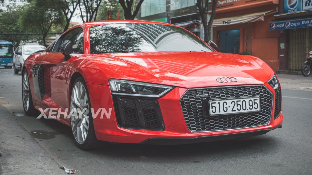 Đông Nhi tự tay cầm lái Audi R8 V10 Plus dạo phố Sài Gòn
