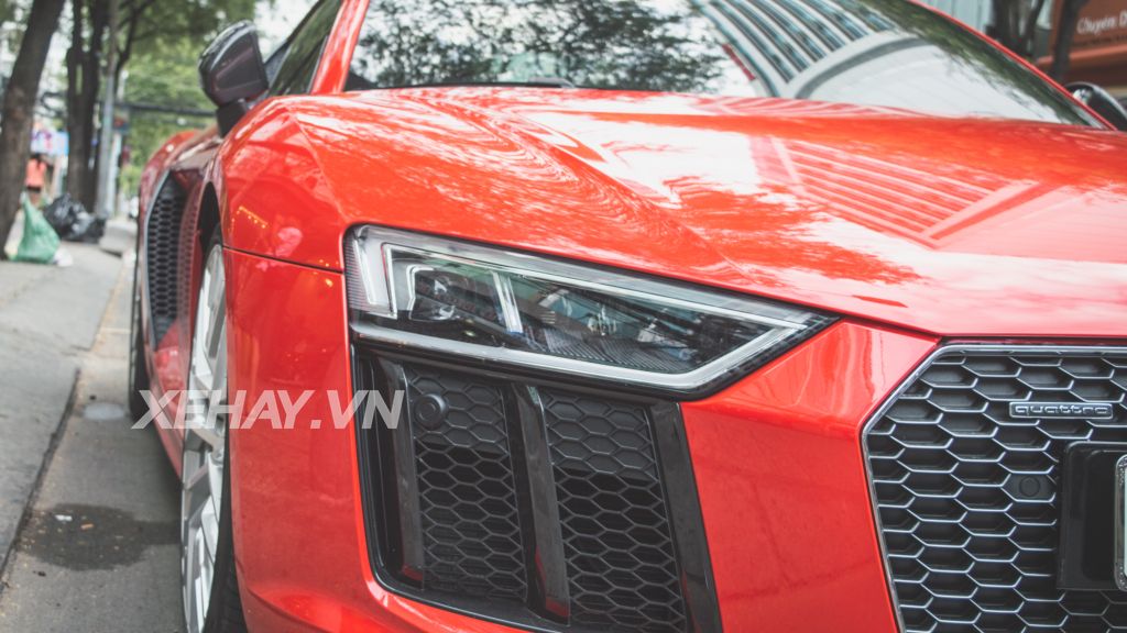 Đông Nhi tự tay cầm lái Audi R8 V10 Plus dạo phố Sài Gòn