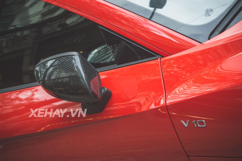 Đông Nhi tự tay cầm lái Audi R8 V10 Plus dạo phố Sài Gòn