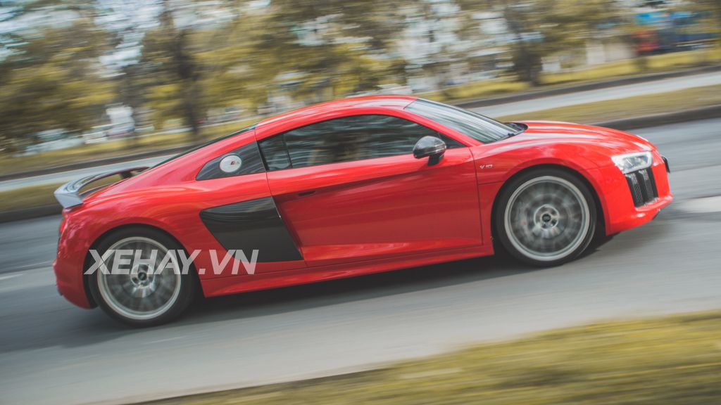 Đông Nhi tự tay cầm lái Audi R8 V10 Plus dạo phố Sài Gòn