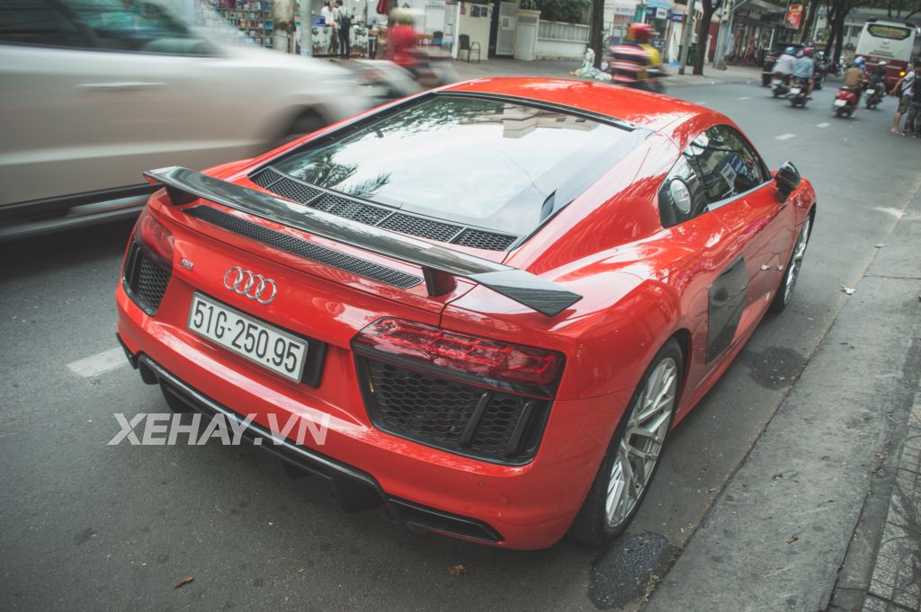Đông Nhi tự tay cầm lái Audi R8 V10 Plus dạo phố Sài Gòn