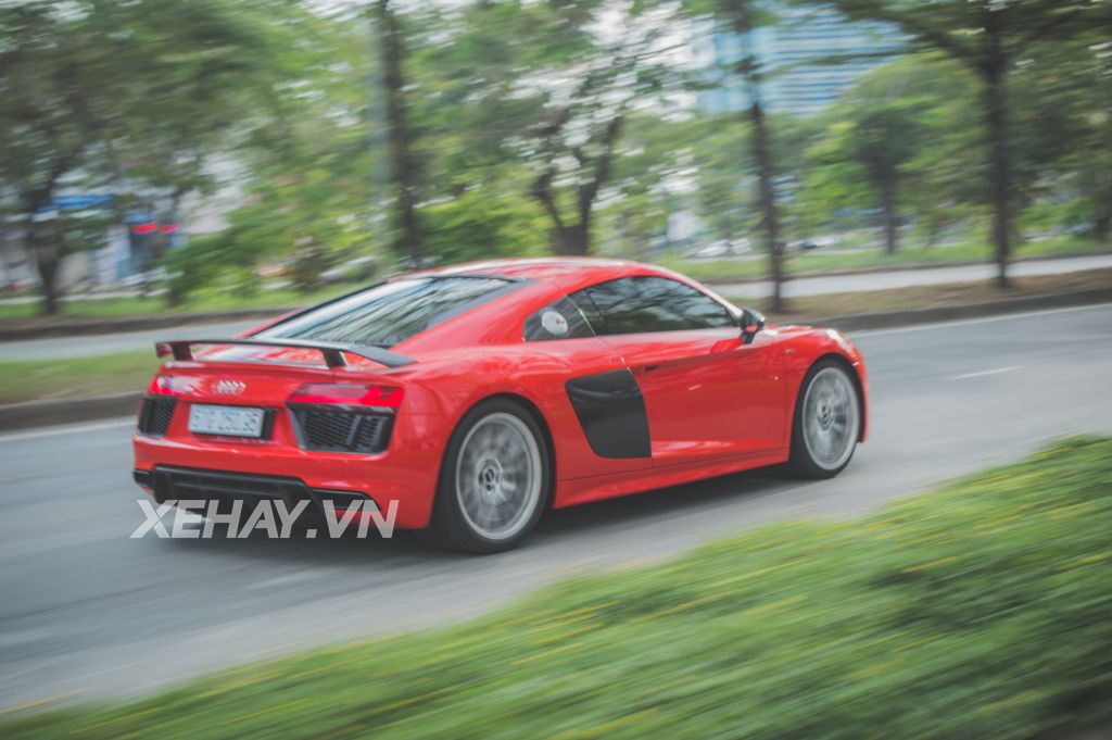 Đông Nhi tự tay cầm lái Audi R8 V10 Plus dạo phố Sài Gòn