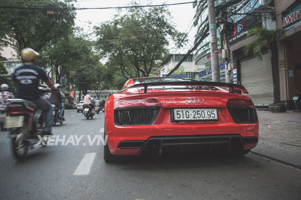 Đông Nhi tự tay cầm lái Audi R8 V10 Plus dạo phố Sài Gòn