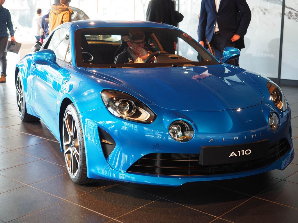 Chỉ có một mẫu xe, Alpine vẫn mở showroom hoành tráng