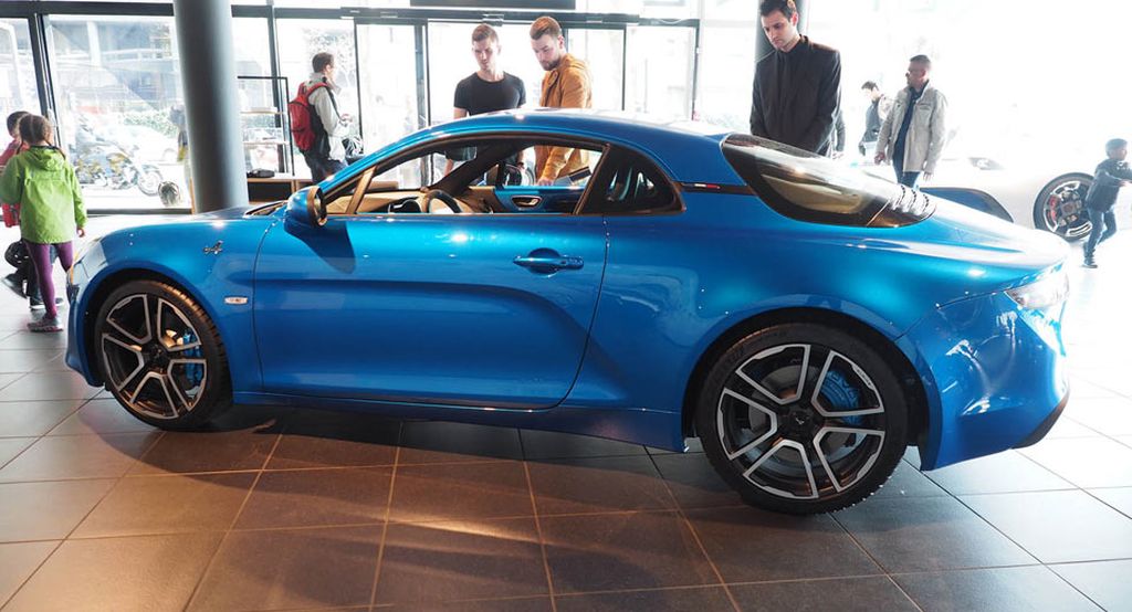 Chỉ có một mẫu xe, Alpine vẫn mở showroom hoành tráng