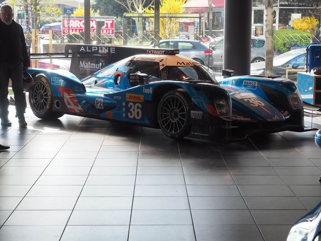 Chỉ có một mẫu xe, Alpine vẫn mở showroom hoành tráng