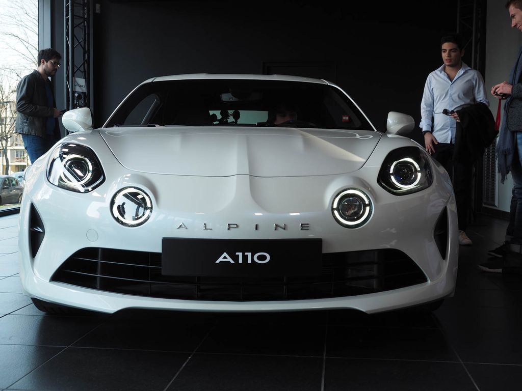 Chỉ có một mẫu xe, Alpine vẫn mở showroom hoành tráng