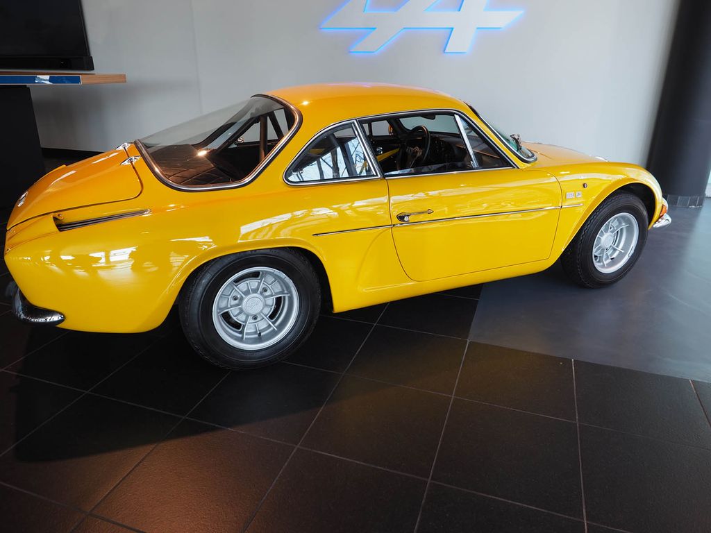 Chỉ có một mẫu xe, Alpine vẫn mở showroom hoành tráng