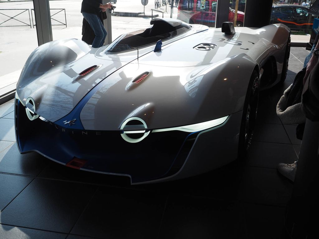 Chỉ có một mẫu xe, Alpine vẫn mở showroom hoành tráng