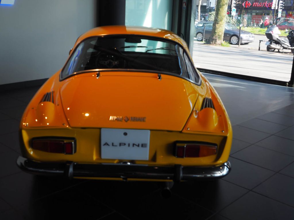 Chỉ có một mẫu xe, Alpine vẫn mở showroom hoành tráng