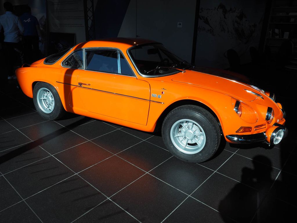 Chỉ có một mẫu xe, Alpine vẫn mở showroom hoành tráng