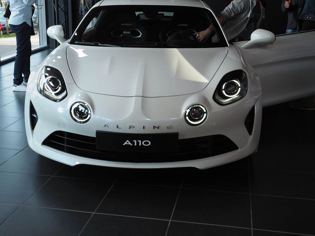 Chỉ có một mẫu xe, Alpine vẫn mở showroom hoành tráng