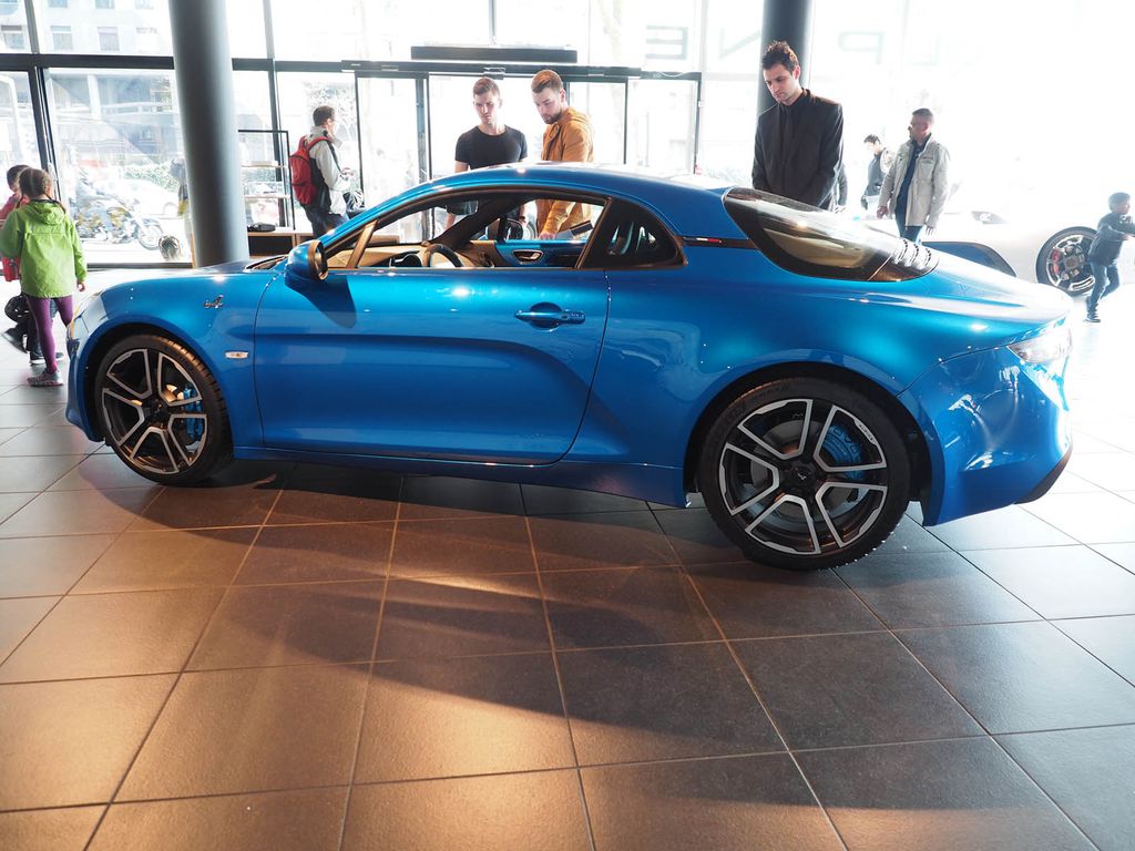 Chỉ có một mẫu xe, Alpine vẫn mở showroom hoành tráng