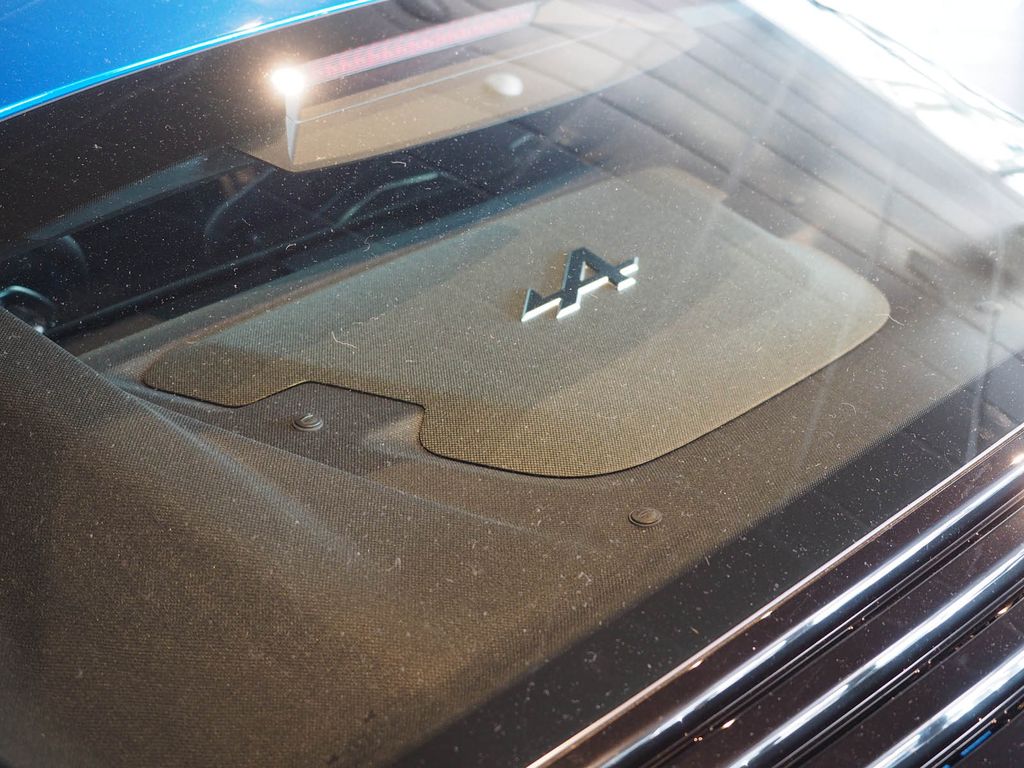 Chỉ có một mẫu xe, Alpine vẫn mở showroom hoành tráng