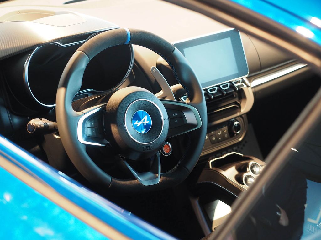 Chỉ có một mẫu xe, Alpine vẫn mở showroom hoành tráng