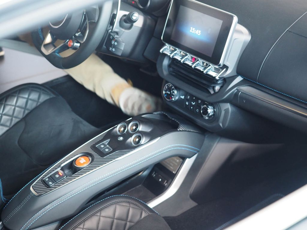 Chỉ có một mẫu xe, Alpine vẫn mở showroom hoành tráng