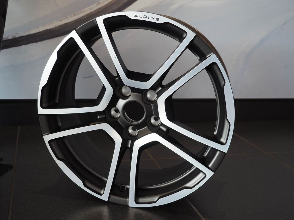 Chỉ có một mẫu xe, Alpine vẫn mở showroom hoành tráng