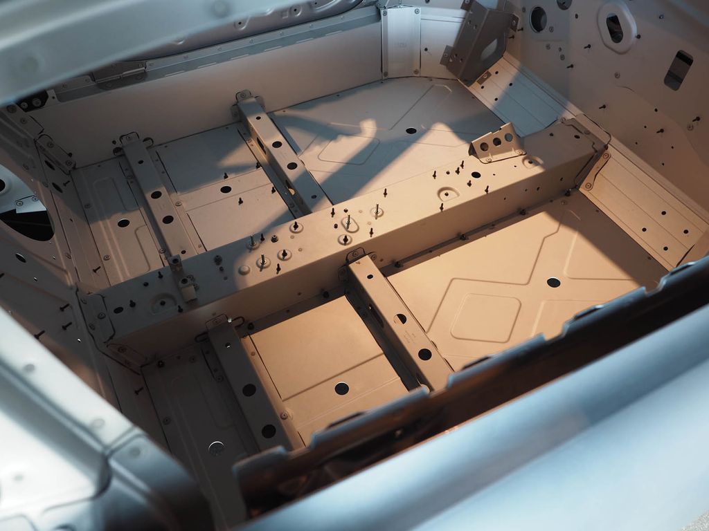 Chỉ có một mẫu xe, Alpine vẫn mở showroom hoành tráng