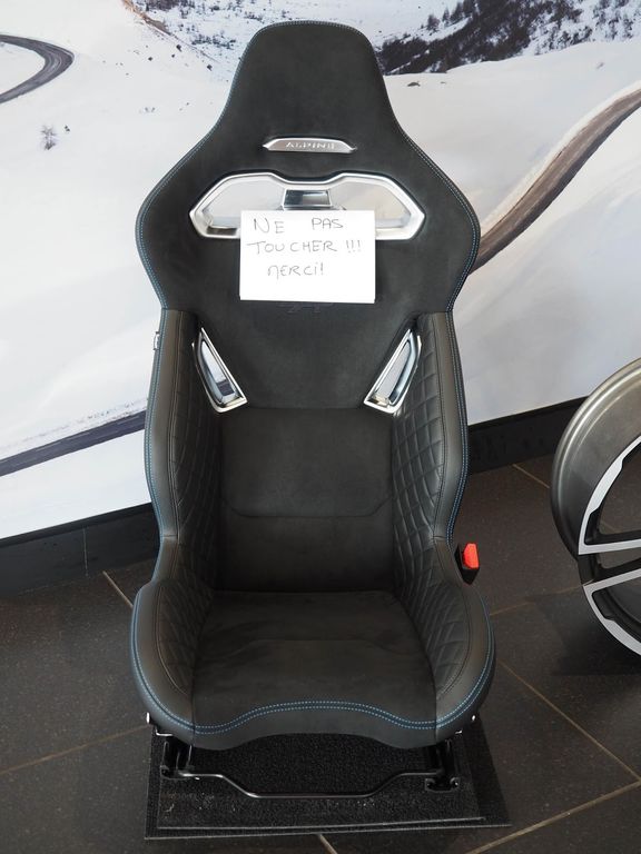 Chỉ có một mẫu xe, Alpine vẫn mở showroom hoành tráng