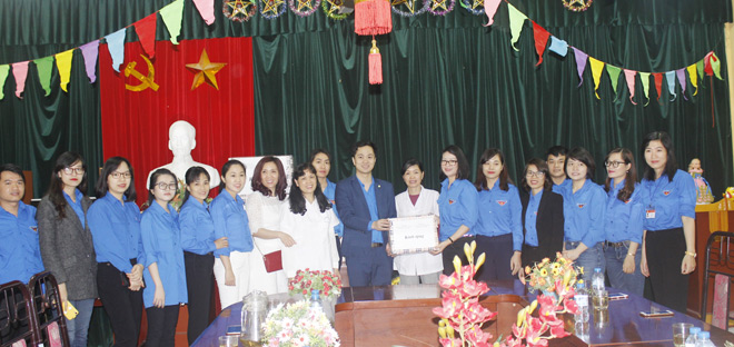 Món quà nghĩa tình tặng em nhỏ mồ côi Trung tâm Bảo trợ xã hội số III