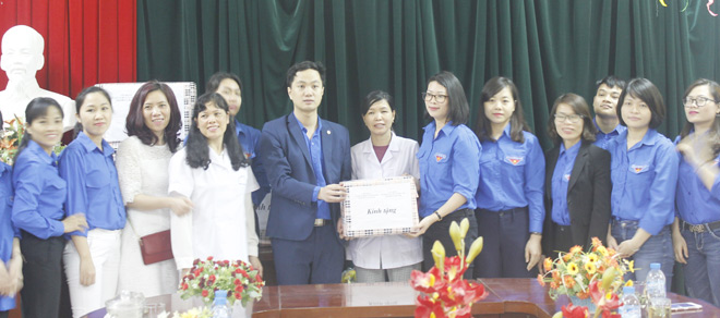 Món quà nghĩa tình tặng em nhỏ mồ côi Trung tâm Bảo trợ xã hội số III