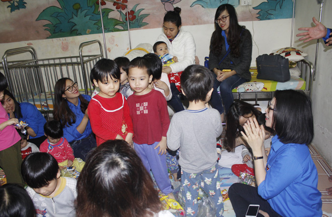 Món quà nghĩa tình tặng em nhỏ mồ côi Trung tâm Bảo trợ xã hội số III