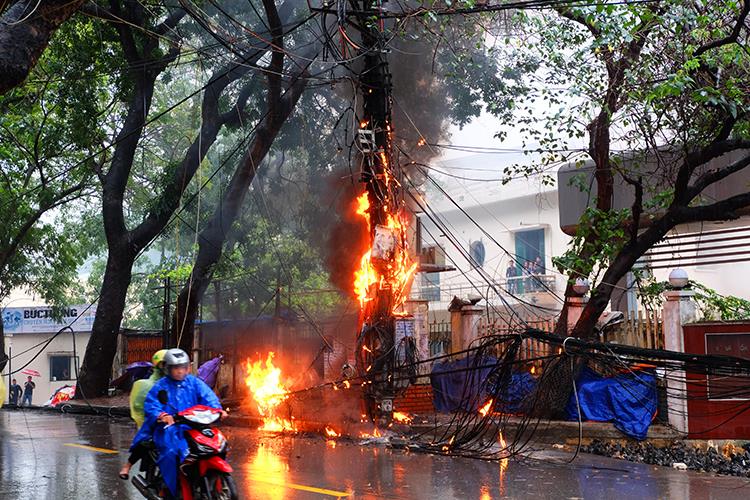 Cháy dây điện trên đường Hoàng Hoa Thám khiến nhiều người dân phát hoảng