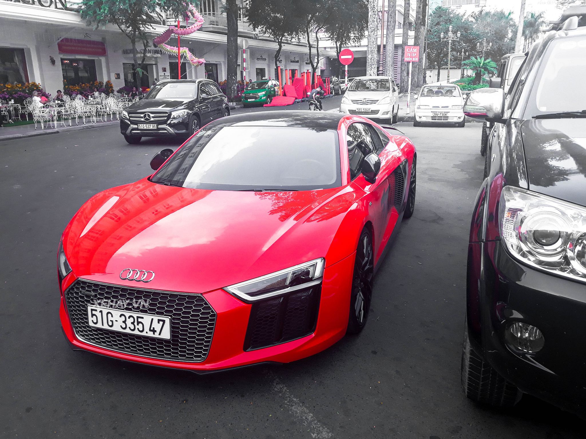 Bắt gặp Audi R8 V10 Plus của đại gia Sài Gòn trở lại màu đỏ nguyên bản đón Tết