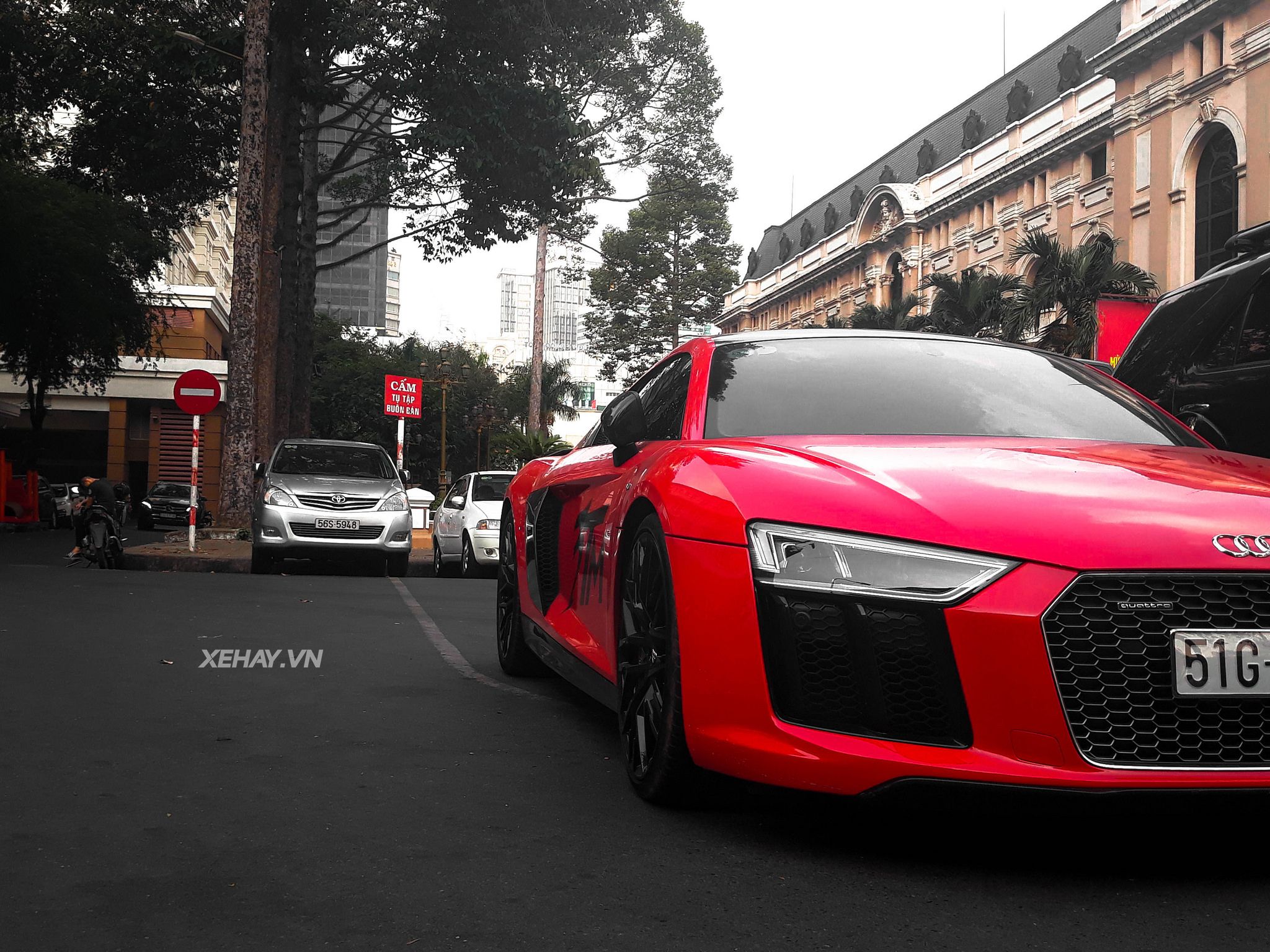 Bắt gặp Audi R8 V10 Plus của đại gia Sài Gòn trở lại màu đỏ nguyên bản đón Tết