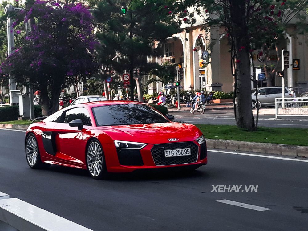 TP.HCM: Audi A8 V10 Plus và BMW M2 