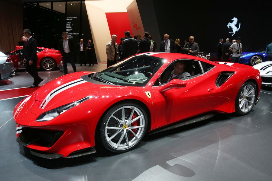 Siêu xe đỉnh cao của Ferrari - 488 Pista lần đầu lộ diện giữa chốn đông người