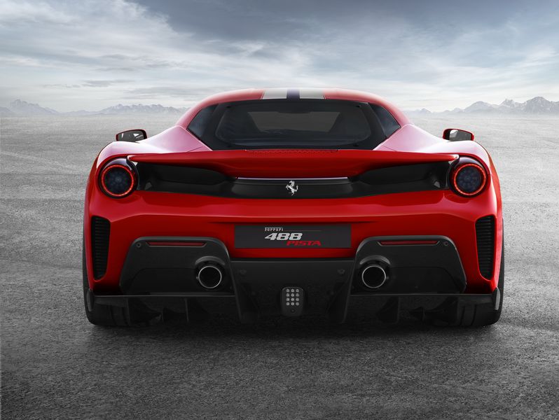Siêu xe đỉnh cao của Ferrari - 488 Pista lần đầu lộ diện giữa chốn đông người