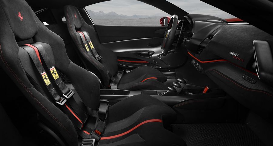 Siêu xe đỉnh cao của Ferrari - 488 Pista lần đầu lộ diện giữa chốn đông người