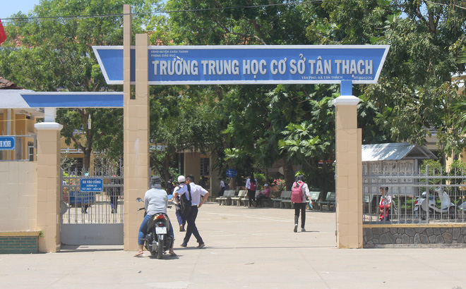 Tạm đình chỉ việc học của nam sinh bóp cổ giáo viên ngay trên bục giảng