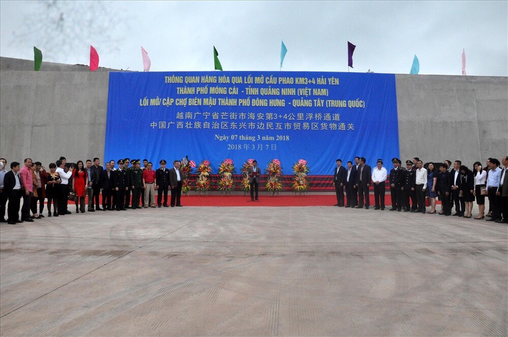 Lễ thông quan cầu phao tạm lưu thông hàng hoá qua lối mở Việt - Trung
