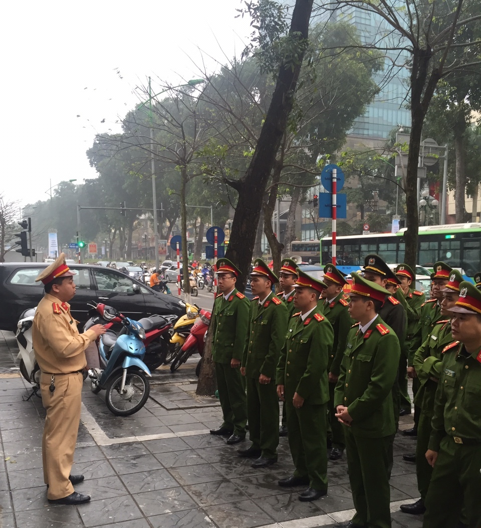 Công an quận Ba Đình ra quân giải quyết trật tự giao thông đô thị