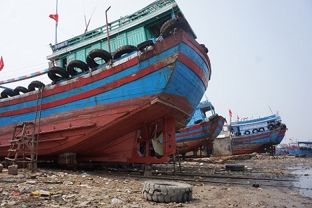 Cảng biển bị bồi lắng, hàng trăm tàu cá phải nằm bờ