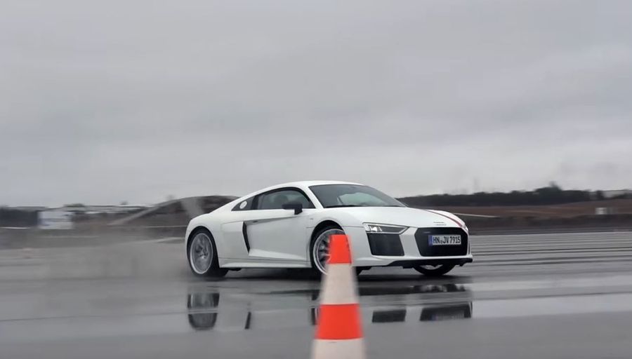 [VIDEO] Xem siêu xe Audi R8 dẫn động cầu sau trổ tài Drift