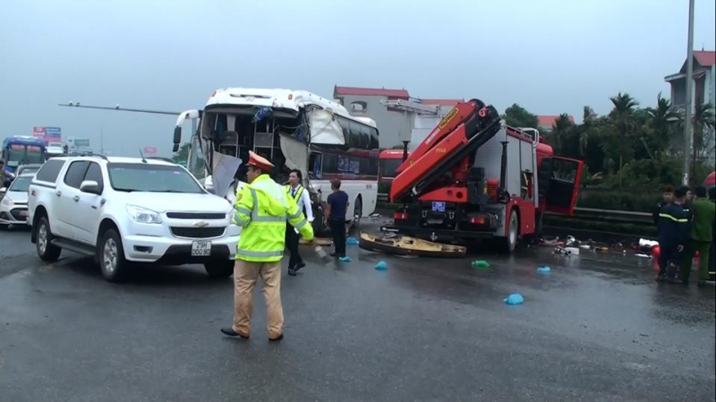 Khẩn trương khắc phục hậu quả vụ tai nạn liên hoàn trên cao tốc Pháp Vân – Cầu Giẽ