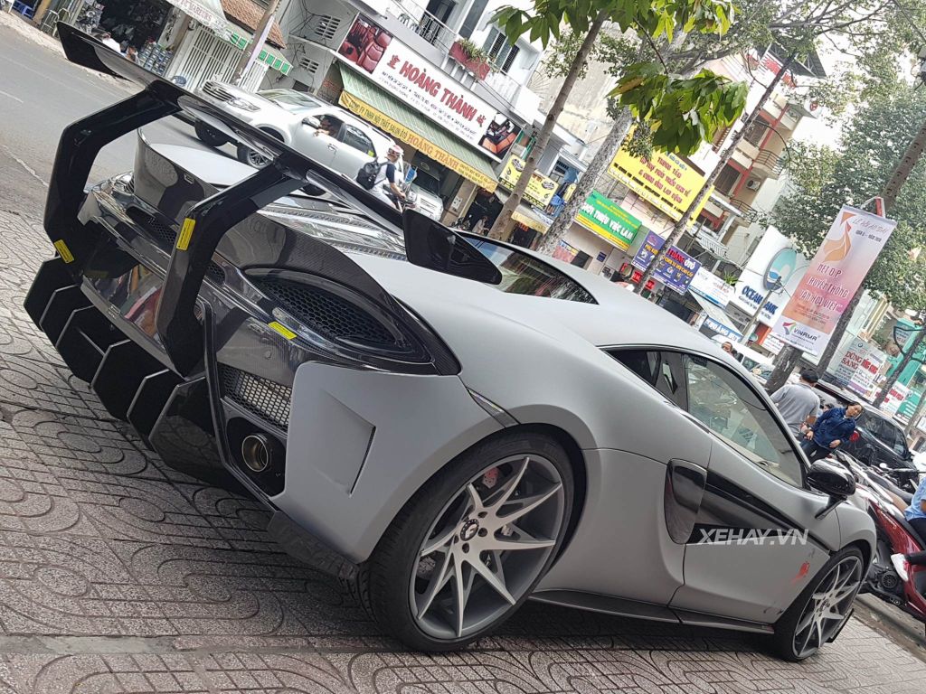 Gặp McLaren 570S độ Vorsteiner độc nhất Việt Nam nằm 