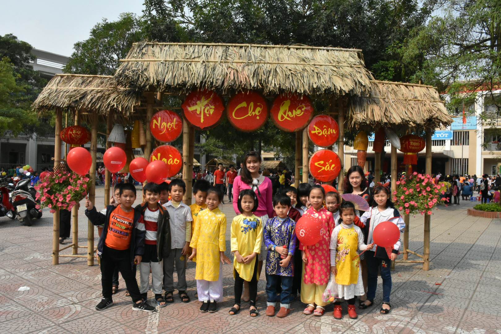 Học sinh hào hứng với Hội chợ truyền thống