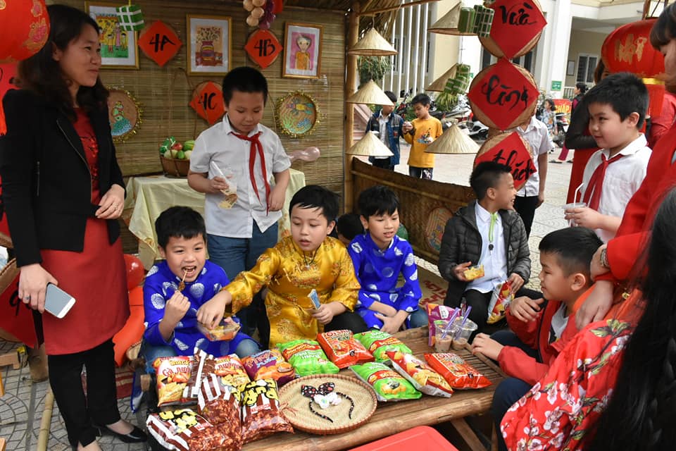 Học sinh hào hứng với Hội chợ truyền thống