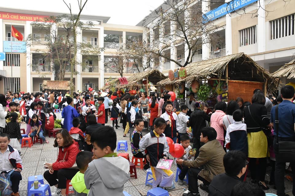 Học sinh hào hứng với Hội chợ truyền thống