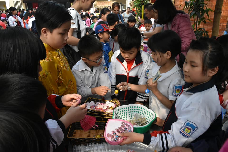 Học sinh hào hứng với Hội chợ truyền thống